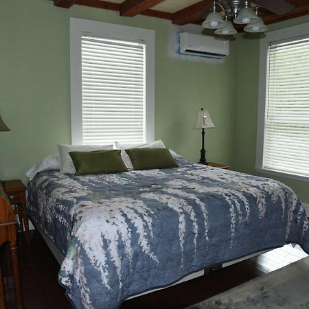 The Peaceful Pelican Llc Palacios Room photo