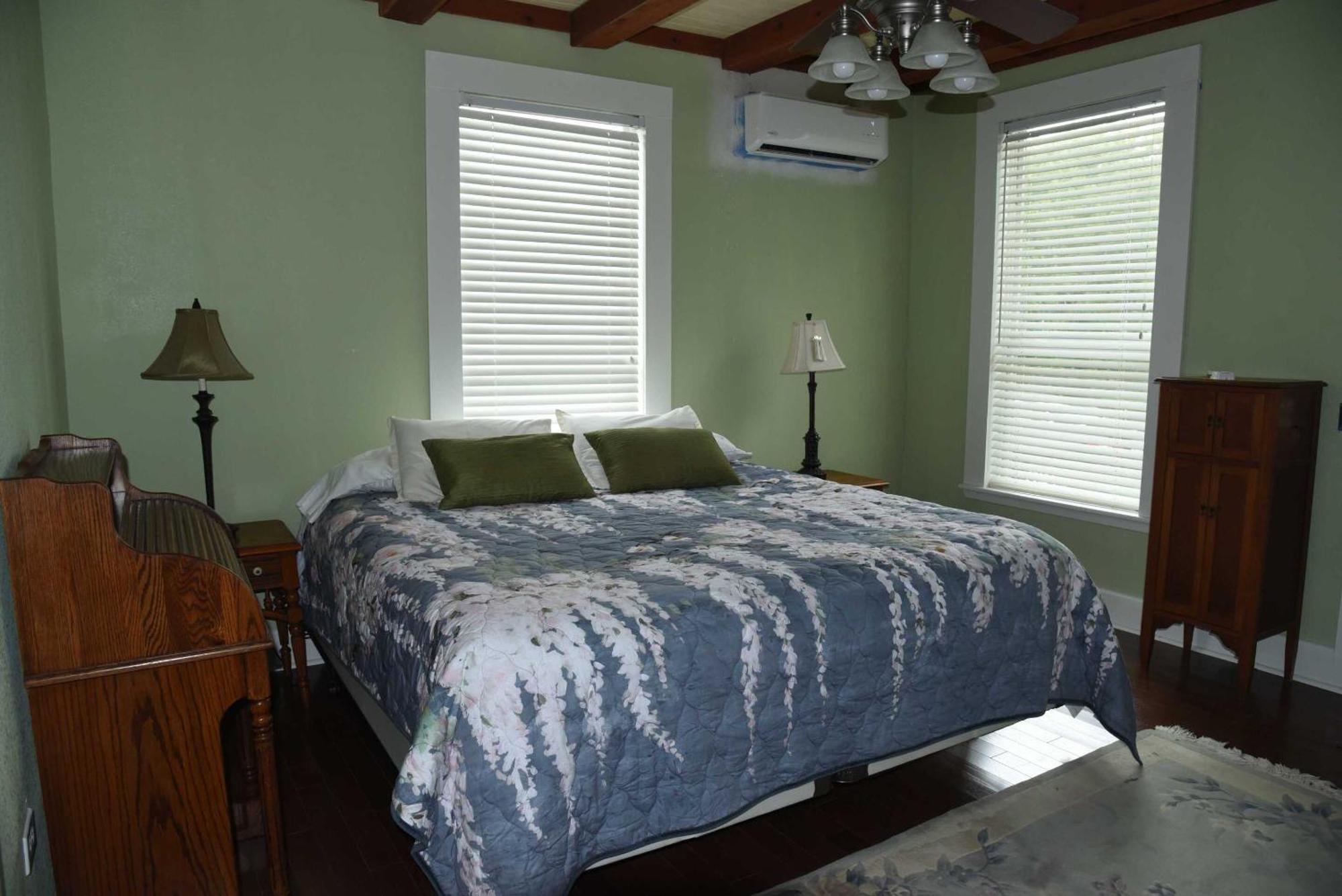 The Peaceful Pelican Llc Palacios Room photo